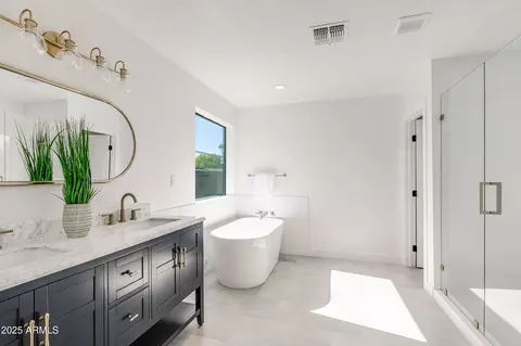 Bath - 7801 N 4th Pl, Phoenix, AZ 85020 photo 2 of 7