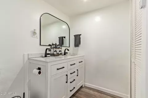 Bath - 4624 S 9th St, Phoenix, AZ 85040 photo 2 of 4