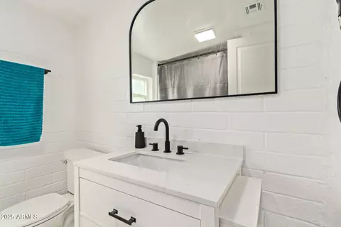 Bath - 4624 S 9th St, Phoenix, AZ 85040 photo 4 of 4