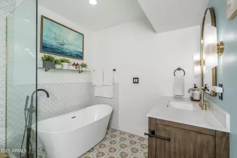 Bath - 1808 E Pinchot Ave, Phoenix, AZ 85016 photo 1 of 4
