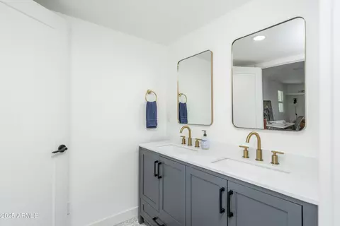 Bath - 1808 E Pinchot Ave, Phoenix, AZ 85016 photo 4 of 4