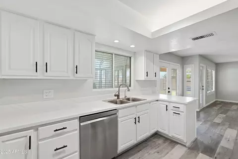 Kitchen - 4702 E Carmen St, Phoenix, AZ 85044 photo 2 of 3