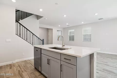 5843 E Covey Ln, Phoenix, AZ 85054 photo 9