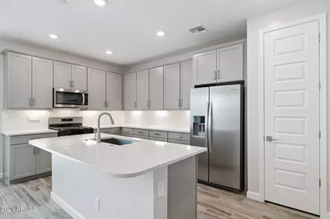 5843 E Covey Ln, Phoenix, AZ 85054 photo 8