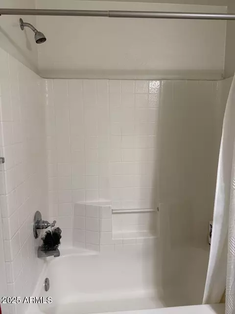 Bath - 7105 W Globe Ave, Phoenix, AZ 85043 photo 2 of 7