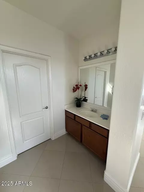 Bath - 7105 W Globe Ave, Phoenix, AZ 85043 photo 4 of 7