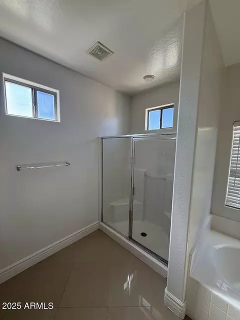 Bath - 7105 W Globe Ave, Phoenix, AZ 85043 photo 3 of 7