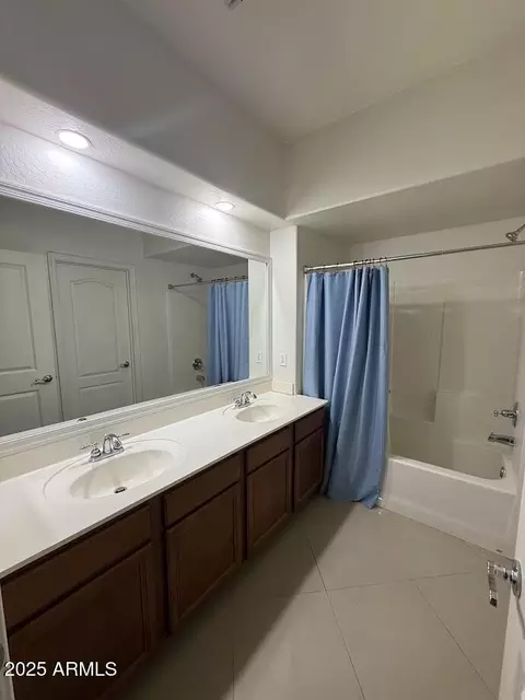 Bath - 7105 W Globe Ave, Phoenix, AZ 85043 photo 7 of 7