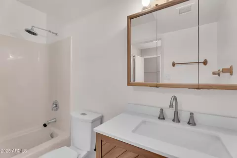 Bath - 1638 E Donner Dr, Tempe, AZ 85282 photo 1 of 2