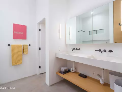 Bath - 1526 E Coronado Rd, Phoenix, AZ 85006 photo 2 of 4
