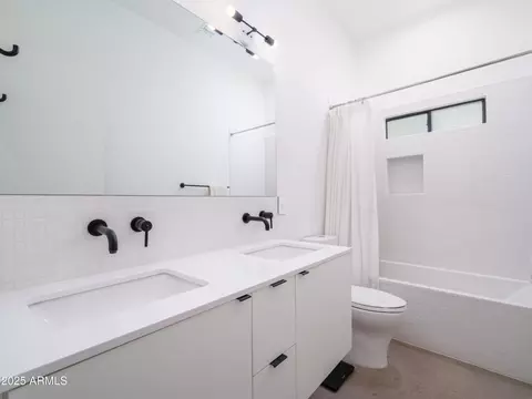 Bath - 1526 E Coronado Rd, Phoenix, AZ 85006 photo 4 of 4