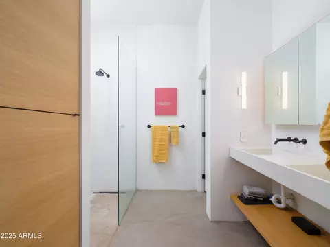 Bath - 1526 E Coronado Rd, Phoenix, AZ 85006 photo 1 of 4