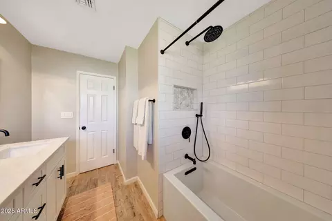 Bath - 805 W Northview Ave, Phoenix, AZ 85021 photo 3 of 7