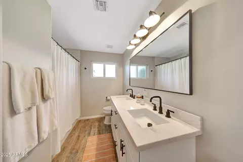 Bath - 805 W Northview Ave, Phoenix, AZ 85021 photo 2 of 7