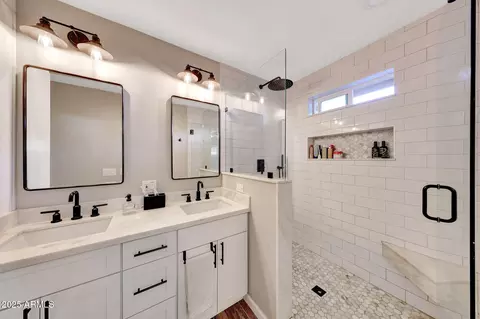 Bath - 805 W Northview Ave, Phoenix, AZ 85021 photo 7 of 7