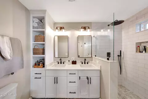 Bath - 805 W Northview Ave, Phoenix, AZ 85021 photo 6 of 7