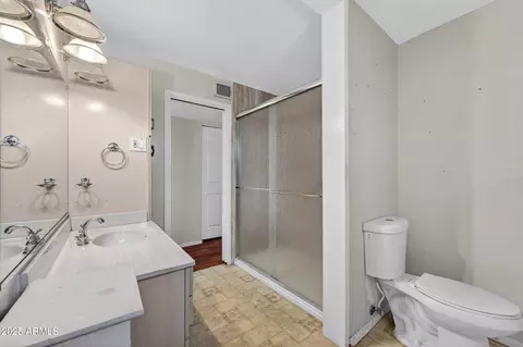 Bath - 1114 E Orchid Ln, Phoenix, AZ 85020 photo 3 of 4