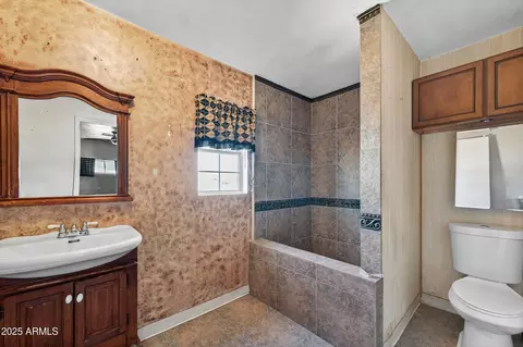 Bath - 1114 E Orchid Ln, Phoenix, AZ 85020 photo 2 of 4