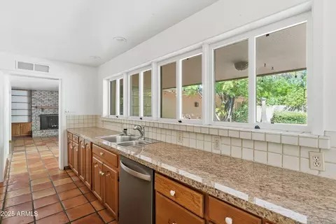 Kitchen - 20 E Northview Ave, Phoenix, AZ 85020 photo 2 of 3
