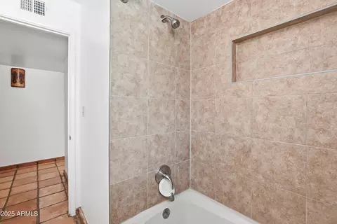 Bath - 20 E Northview Ave, Phoenix, AZ 85020 photo 1 of 3