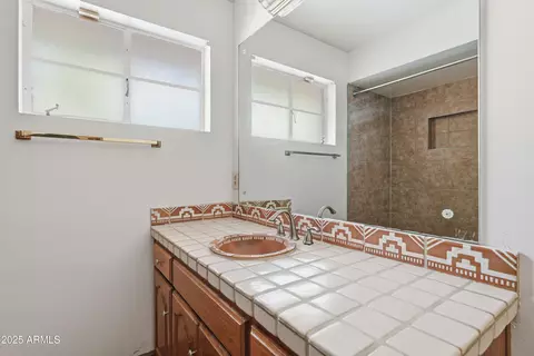 Bath - 20 E Northview Ave, Phoenix, AZ 85020 photo 2 of 3