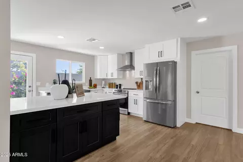 Kitchen - 2276 E Mercer Ln, Phoenix, AZ 85028 photo 3 of 8