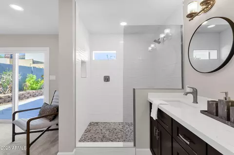 Bath - 2276 E Mercer Ln, Phoenix, AZ 85028 photo 6 of 6