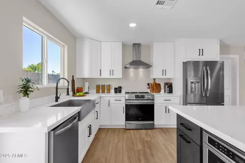 Kitchen - 2276 E Mercer Ln, Phoenix, AZ 85028 photo 7 of 8