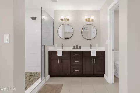 Bath - 2276 E Mercer Ln, Phoenix, AZ 85028 photo 4 of 6