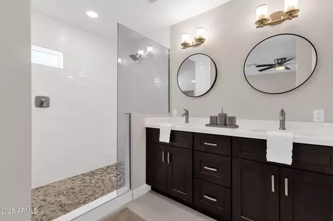 Bath - 2276 E Mercer Ln, Phoenix, AZ 85028 photo 5 of 6