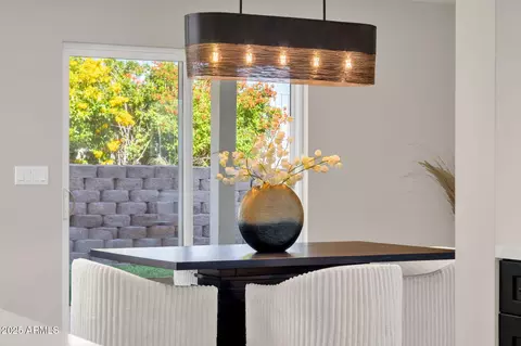 Dining - 2276 E Mercer Ln, Phoenix, AZ 85028 photo 3 of 3