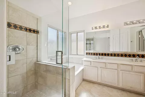 Bath - 4341 N 32nd Way, Phoenix, AZ 85018 photo 3 of 4