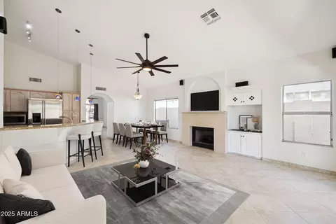 Living - 4341 N 32nd Way, Phoenix, AZ 85018 photo 3 of 6