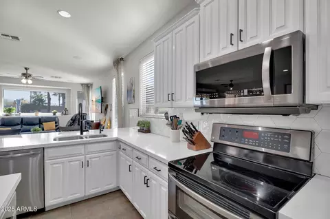 Kitchen - 3837 E Meadowview Dr, Gilbert, AZ 85298 photo 3 of 5