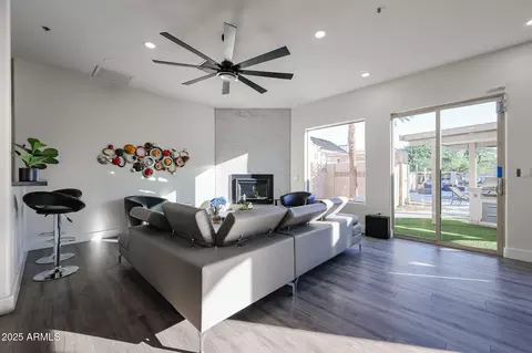 Living - 920 E Devonshire Ave #4001, Phoenix, AZ 85014 photo 4 of 4