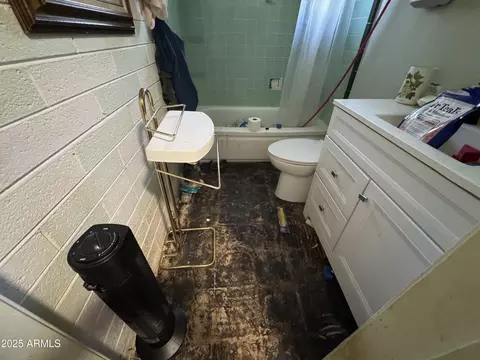 Bath - 2245 W Hayward Ave, Phoenix, AZ 85021 photo 3 of 10