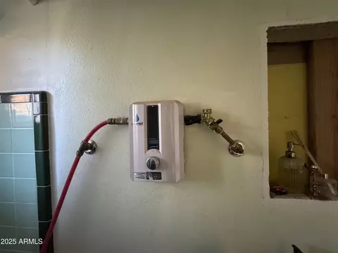 Bath - 2245 W Hayward Ave, Phoenix, AZ 85021 photo 6 of 10