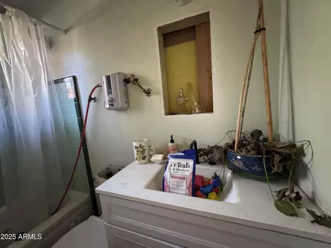 Bath - 2245 W Hayward Ave, Phoenix, AZ 85021 photo 4 of 10