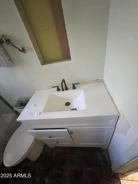 Bath - 2245 W Hayward Ave, Phoenix, AZ 85021 photo 9 of 10