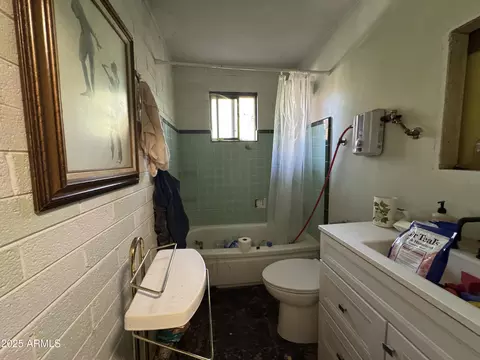 Bath - 2245 W Hayward Ave, Phoenix, AZ 85021 photo 2 of 10