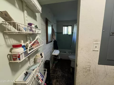 Bath - 2245 W Hayward Ave, Phoenix, AZ 85021 photo 1 of 10