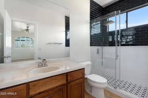 Bath - 3018 N 50th St, Phoenix, AZ 85018 photo 3 of 4