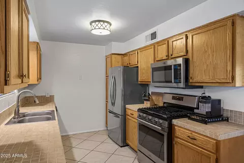 Kitchen - 1111 E Turney Ave #7, Phoenix, AZ 85014 photo 2 of 4