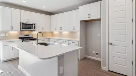 5842 E Zachary Dr, Phoenix, AZ 85054 photo 9