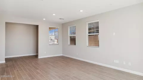 5842 E Zachary Dr, Phoenix, AZ 85054 photo 7