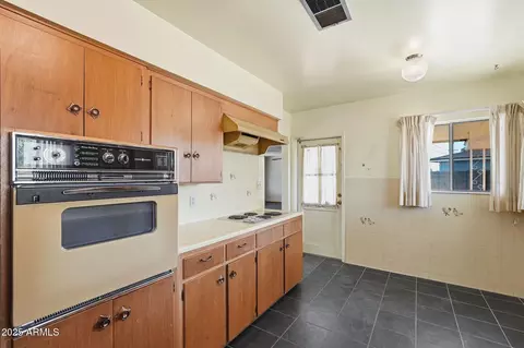 Kitchen - 2026 W Northview Ave, Phoenix, AZ 85021 photo 4 of 6