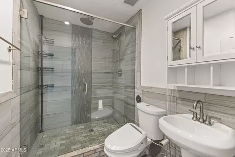 Bath - 1822 E Marshall Ave, Phoenix, AZ 85016 photo 1 of 4