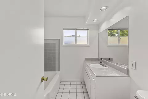 Bath - 1822 E Marshall Ave, Phoenix, AZ 85016 photo 2 of 4