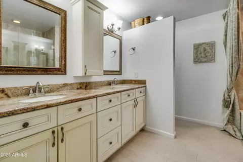 Bath - 2017 W Edgemont Ave, Phoenix, AZ 85009 photo 2 of 7