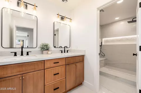 Bath - 4333 E Fairmount Ave, Phoenix, AZ 85018 photo 5 of 6
